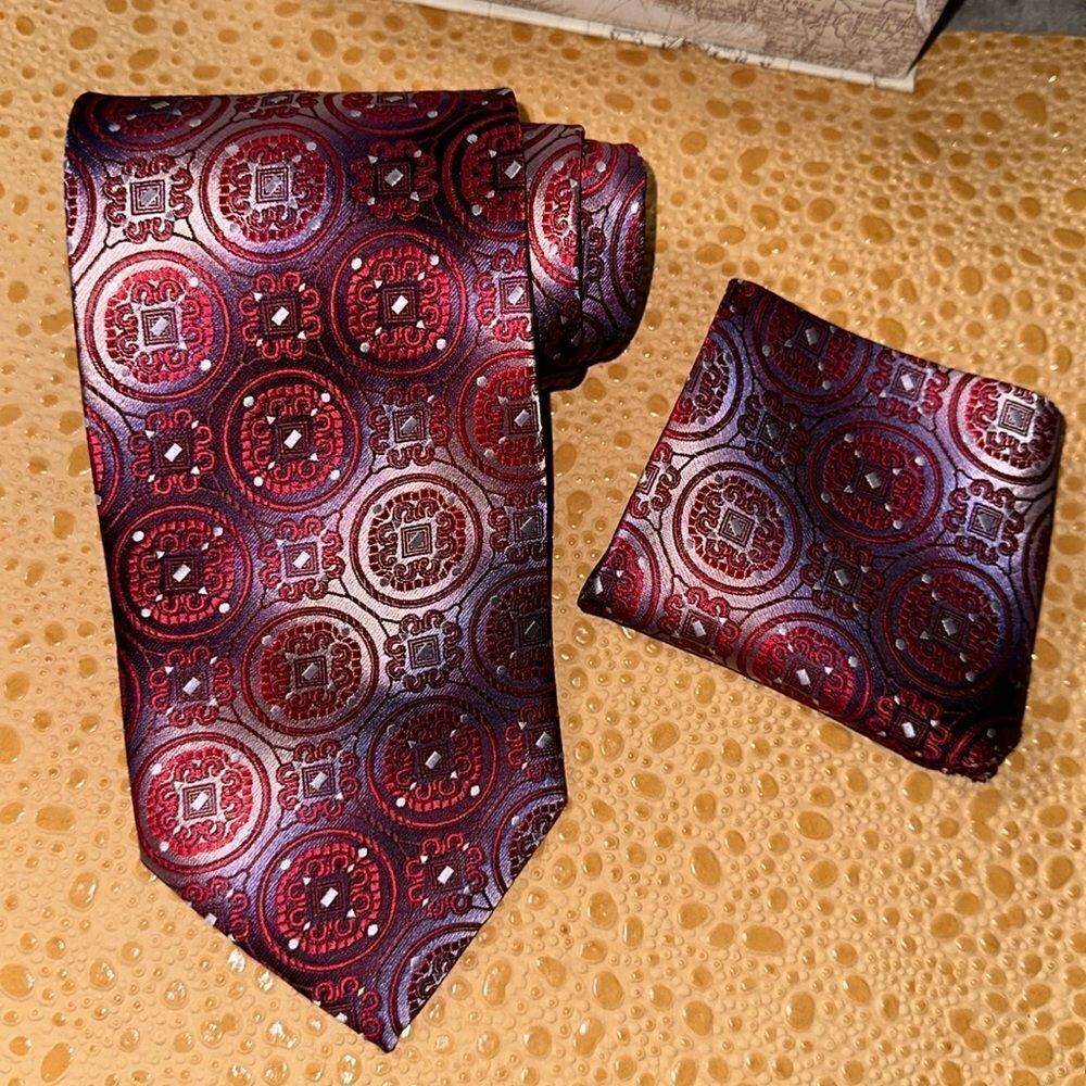 Avanti Uomo Ombré Red Purple Silver Medallions Textured Tie & Pocket Square Set